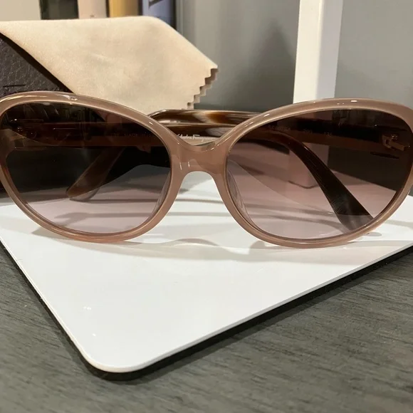 Salvator Ferragamo Elegant Brown Sunglasses - Picture 3 of 11